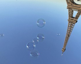 Foto de la Torre Eiffel al revés