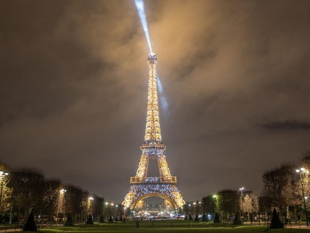 La Torre Eiffel iluminada desde los Campos de Marte.