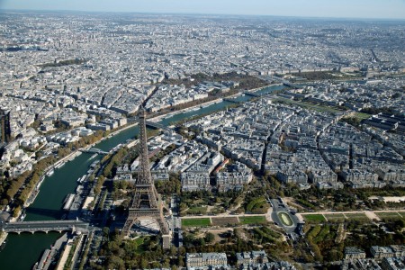 Vista aerea de Paris y la Torre Eiffel