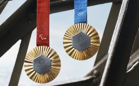 Foto de una medalla olímpica y una medalla paralímpica
