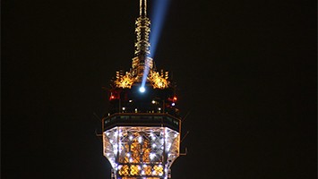 Faro de la Torre Eiffel por la noche