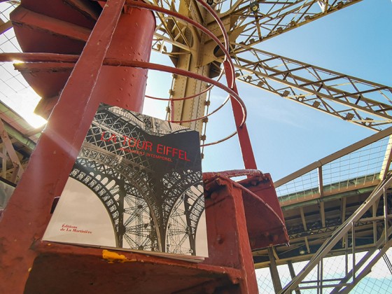 El libro de los 130 años en la histórica escalera de la Torre Eiffel